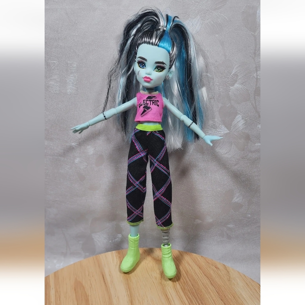 Monster High Creepover Party Frankie Stein Doll 11" Outfit & Earrings
